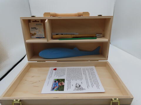 Holzkiste mit Utensilien für den Kurs